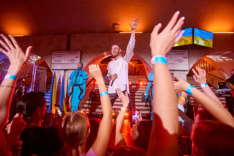 Перший концерт Макса Барських у Києві від початку війни: на станції метро &laquo;Майдан Незалежності&raquo;