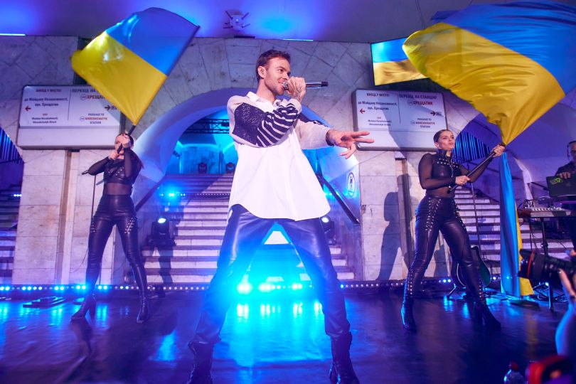 Перший концерт Макса Барських у Києві від початку війни: на станції метро &laquo;Майдан Незалежності&raquo;