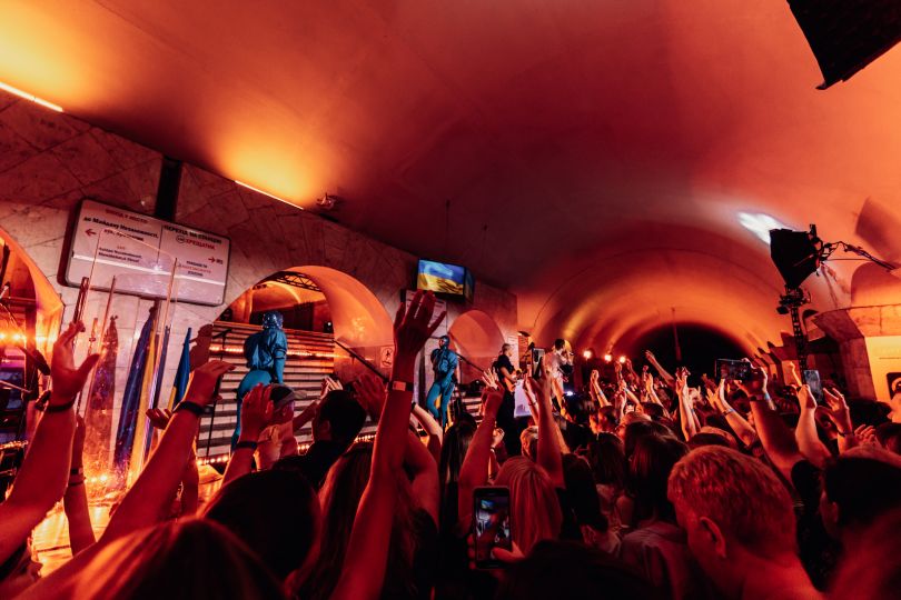 Перший концерт Макса Барських у Києві від початку війни: на станції метро &laquo;Майдан Незалежності&raquo;