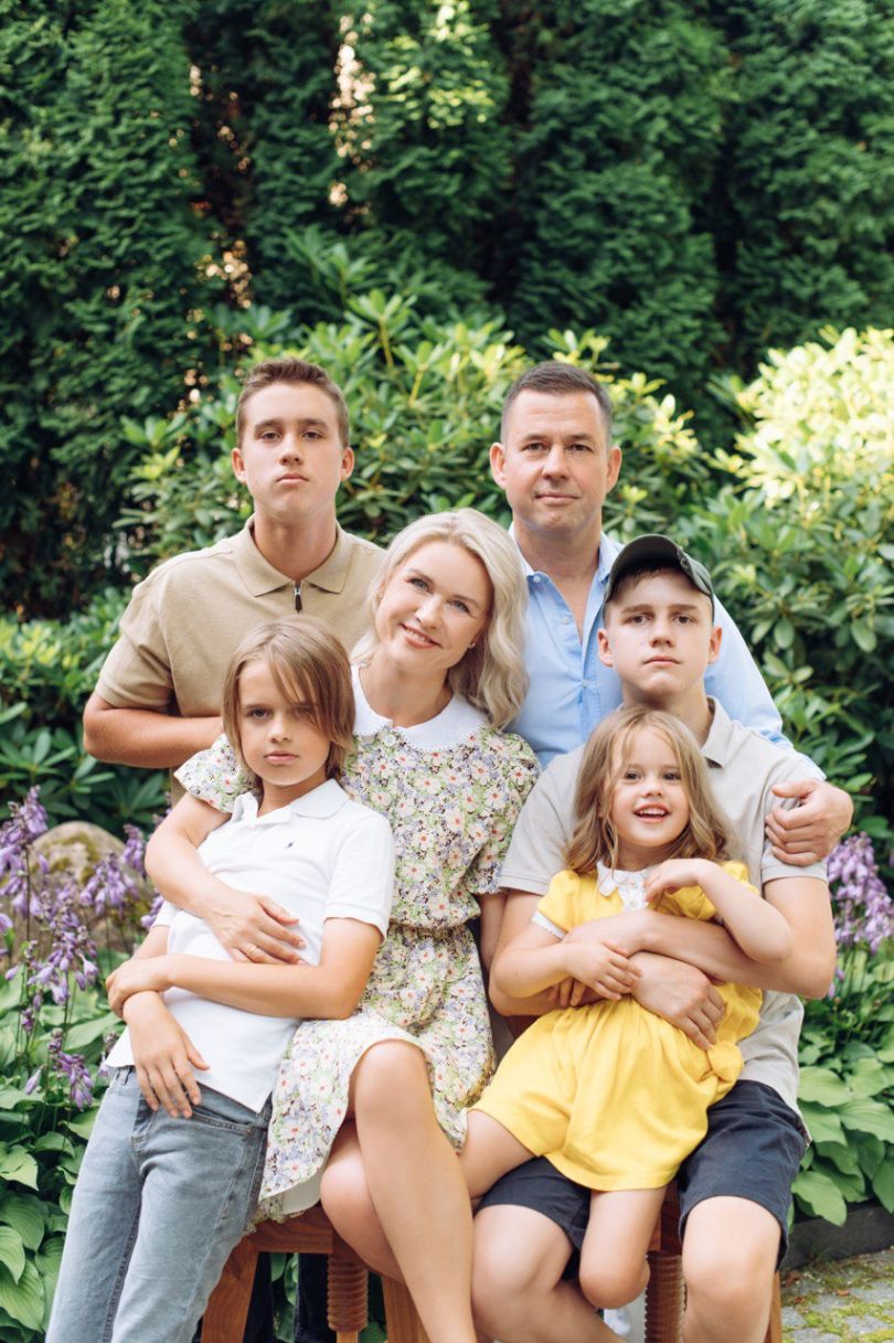 Лієні Дамбіна з чоловіком та дітьми