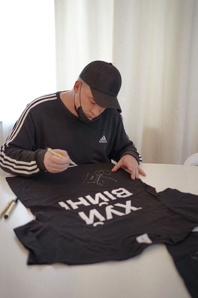 Андрій Данилко підписує автограф на футболці &quot;Хуй війні&quot;