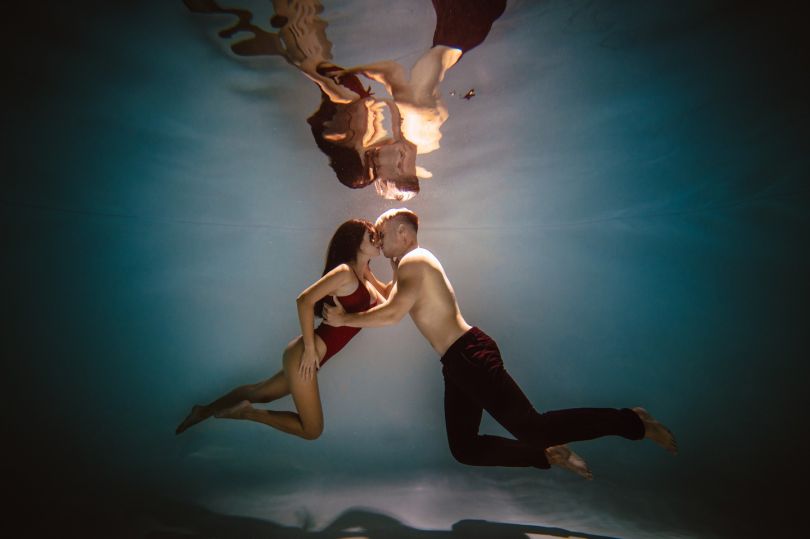 Анна Трінчер та Олександр Волошин у фотосесії під водою