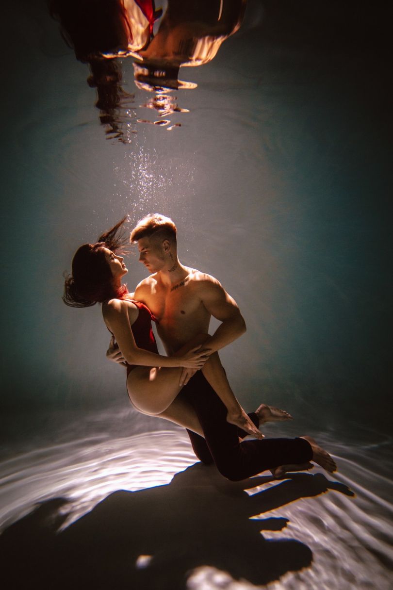 Анна Трінчер та Олександр Волошин у фотосесії під водою