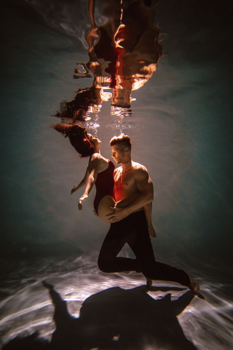 Анна Трінчер та Олександр Волошин у фотосесії під водою