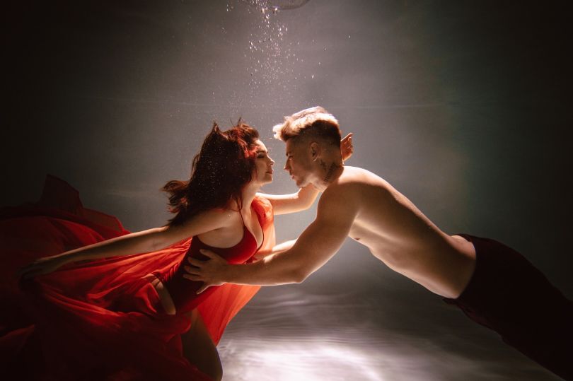 Анна Трінчер та Олександр Волошин у фотосесії під водою