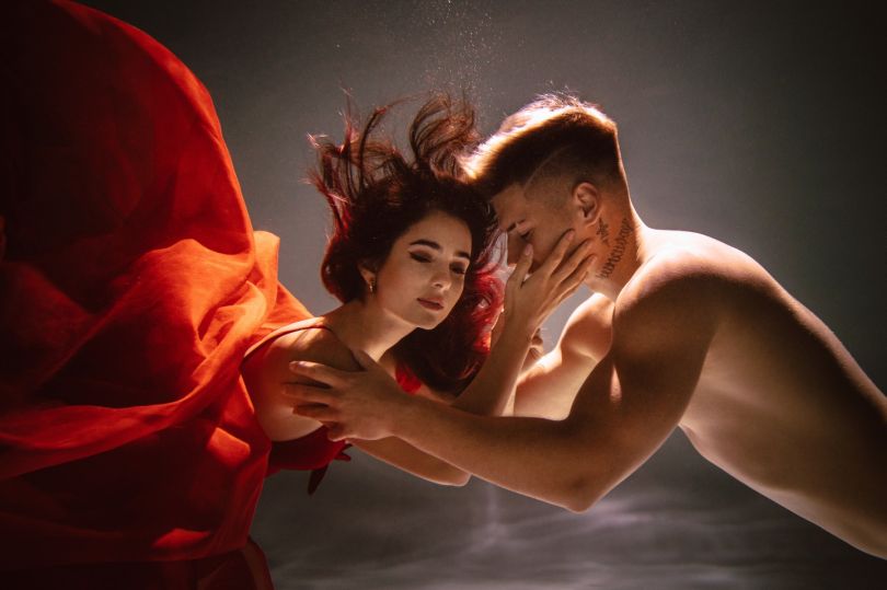 Анна Трінчер та Олександр Волошин у фотосесії під водою