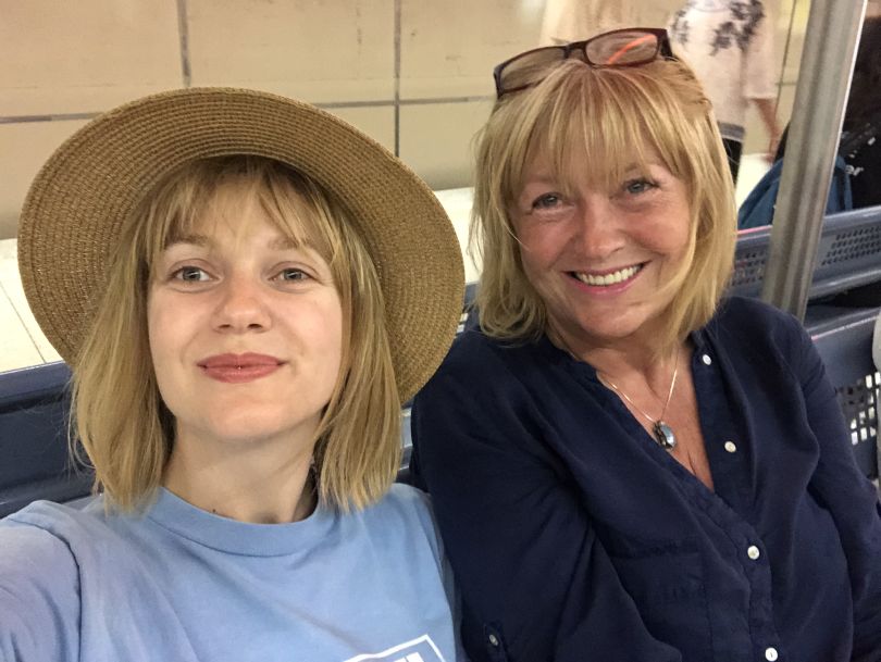 Співачка KOLA і мама