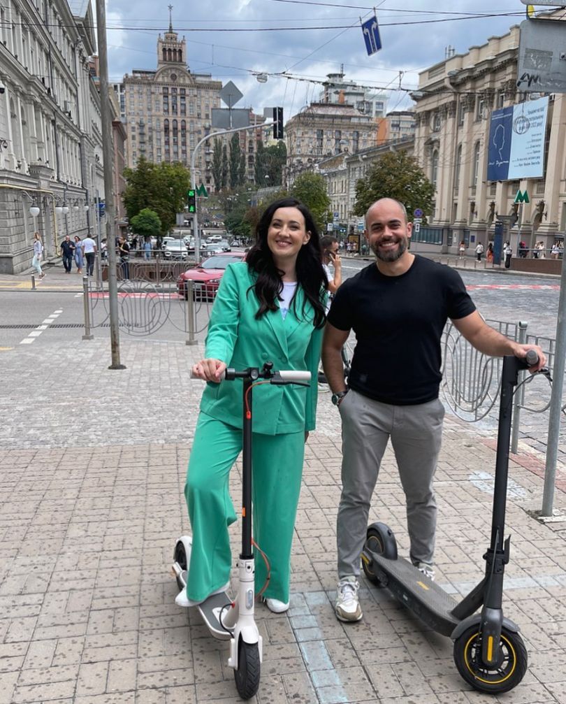 Соломія Вітвіцька їздить на електросамокаті по Києву