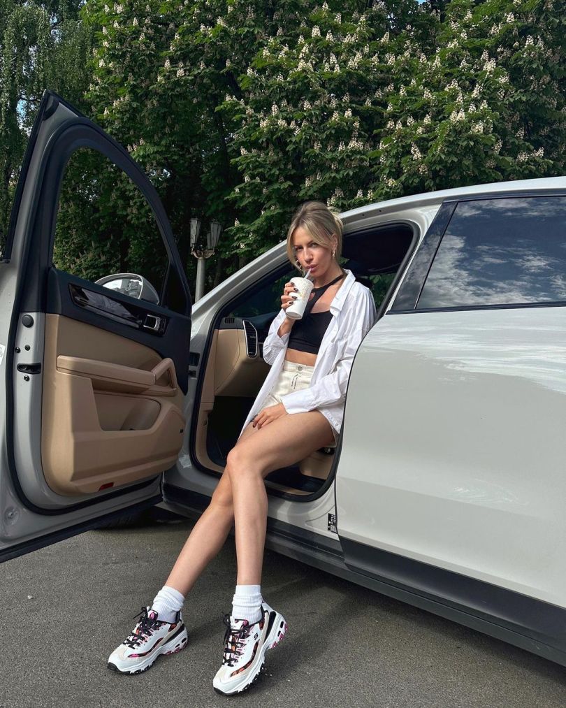 Леся Нікітюк в машині