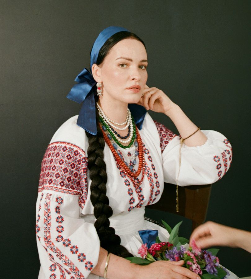 Даша Астафʼєва у вишиваній сукні
