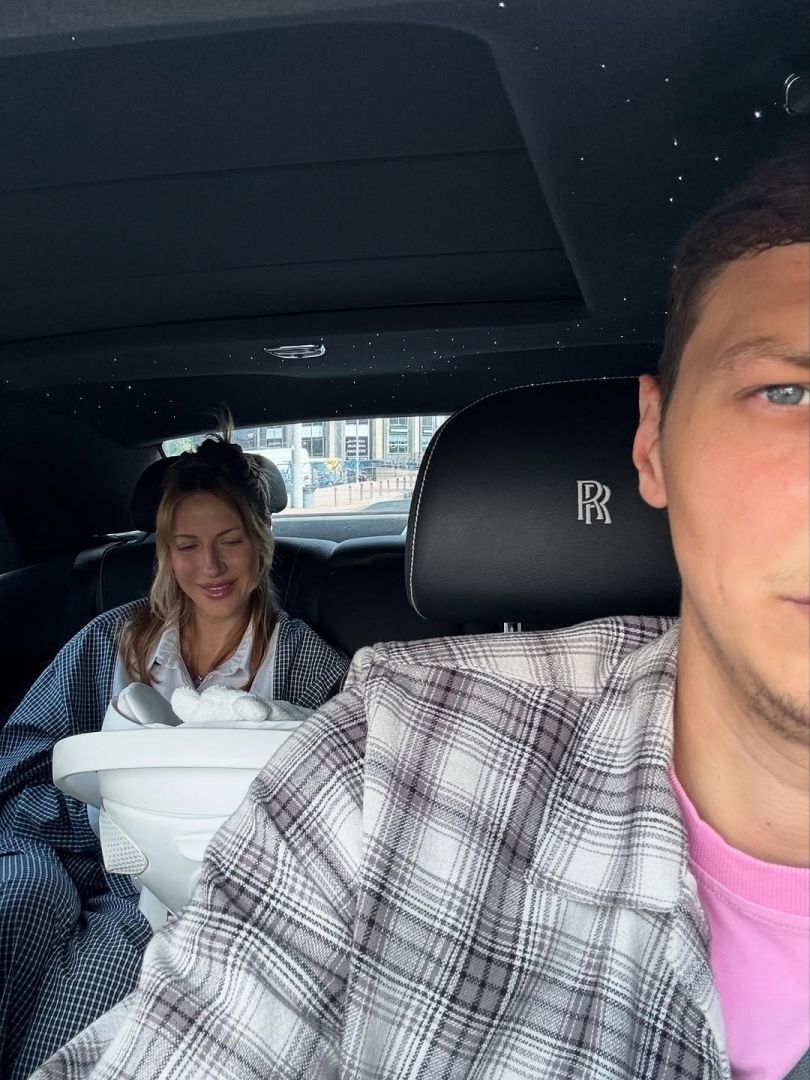 Леся Нікітюк їде з пологового будинку з сином