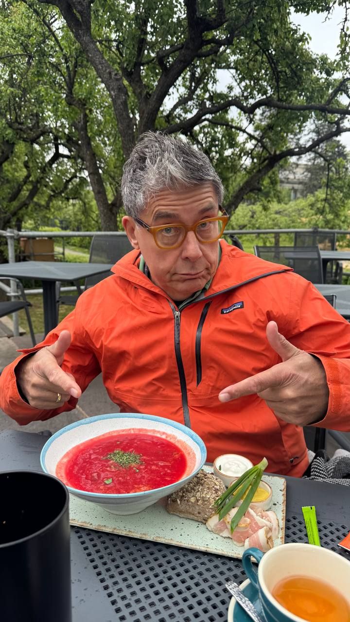 London Elektricity їсть борщ з салом у Києві