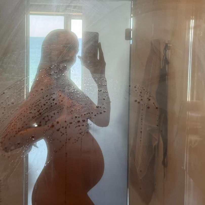 Леся Нікітюк вагітна позує у душі