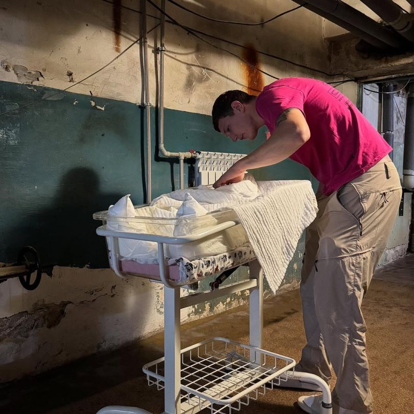 Чоловік Лесі Нікітюк Дмитро Бабчук доглядає за сином у пологовому будинку