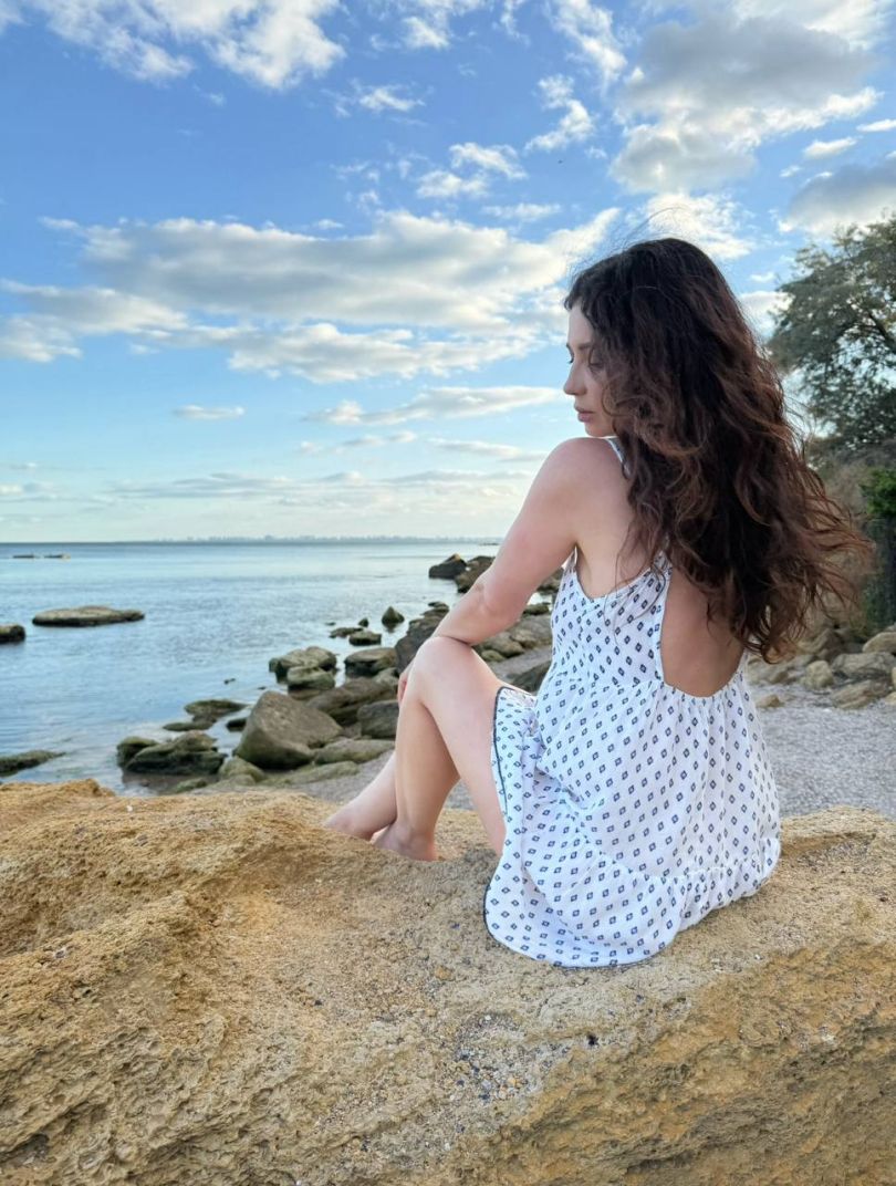 співачка Lama на березі моря в Одесі