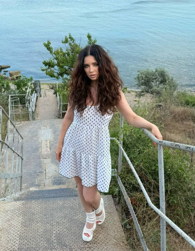 співачка Lama на березі моря в Одесі