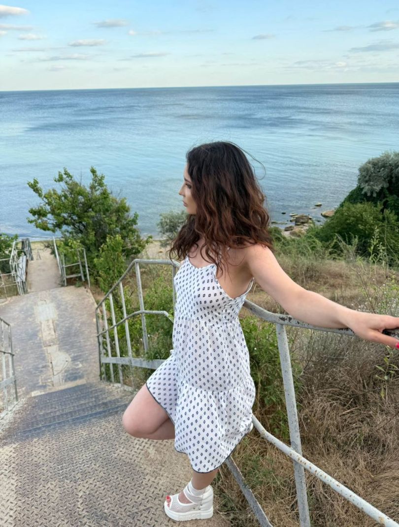 співачка Lama на березі моря в Одесі