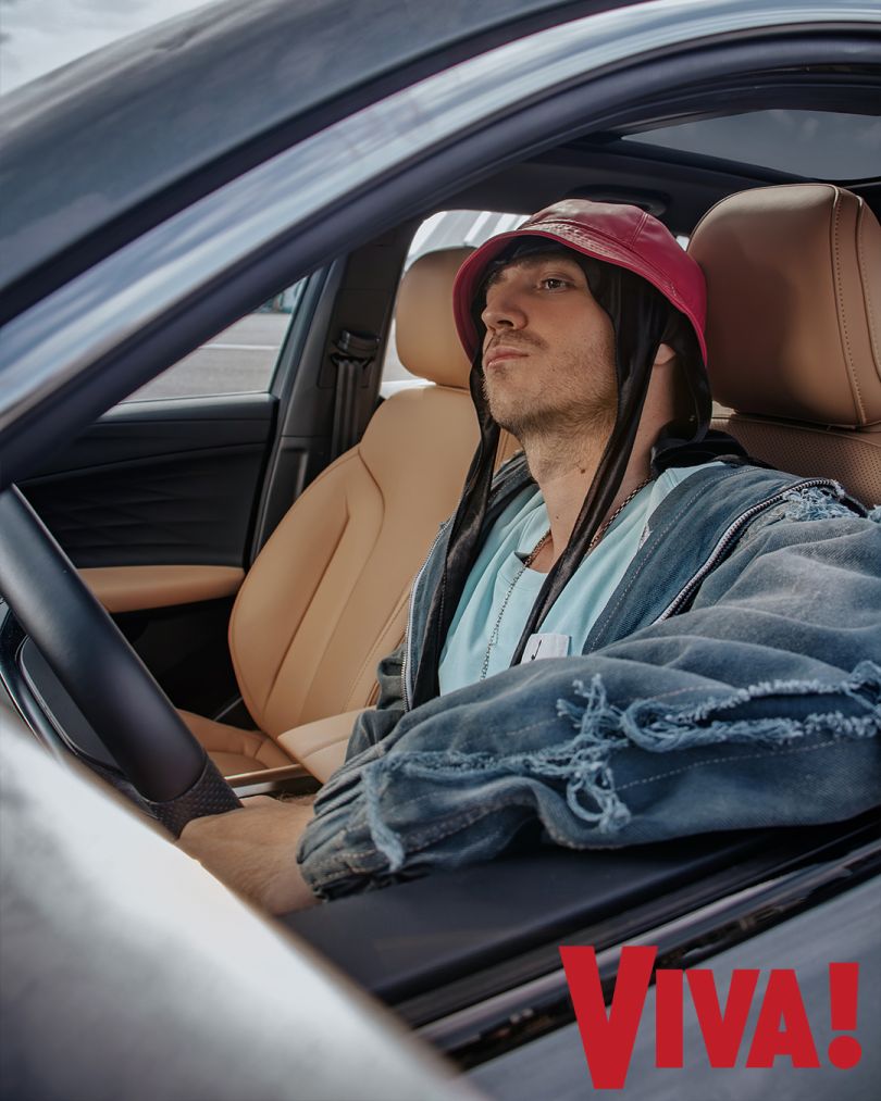 Фронтмен гурту Kalush Orchestra Олег Псюк сидить за кермом автомобіля MG