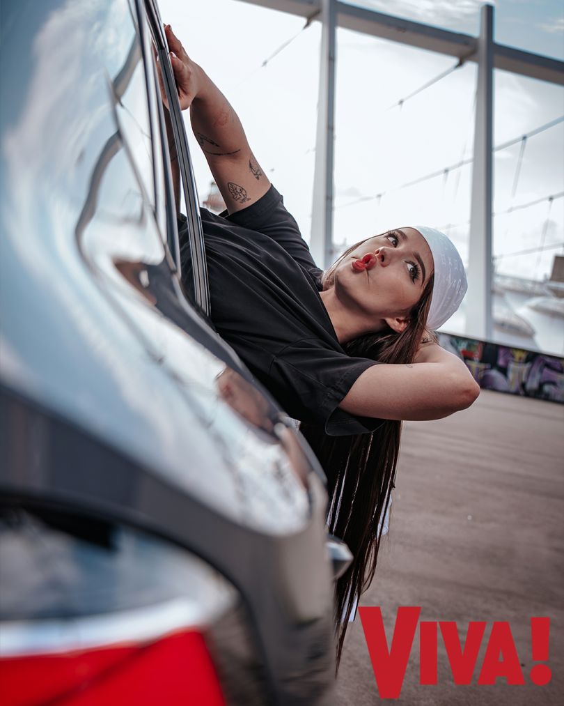 Учасники гурту Kalush Orchestra знялись у фотосесії для Viva! спільно з авто MG