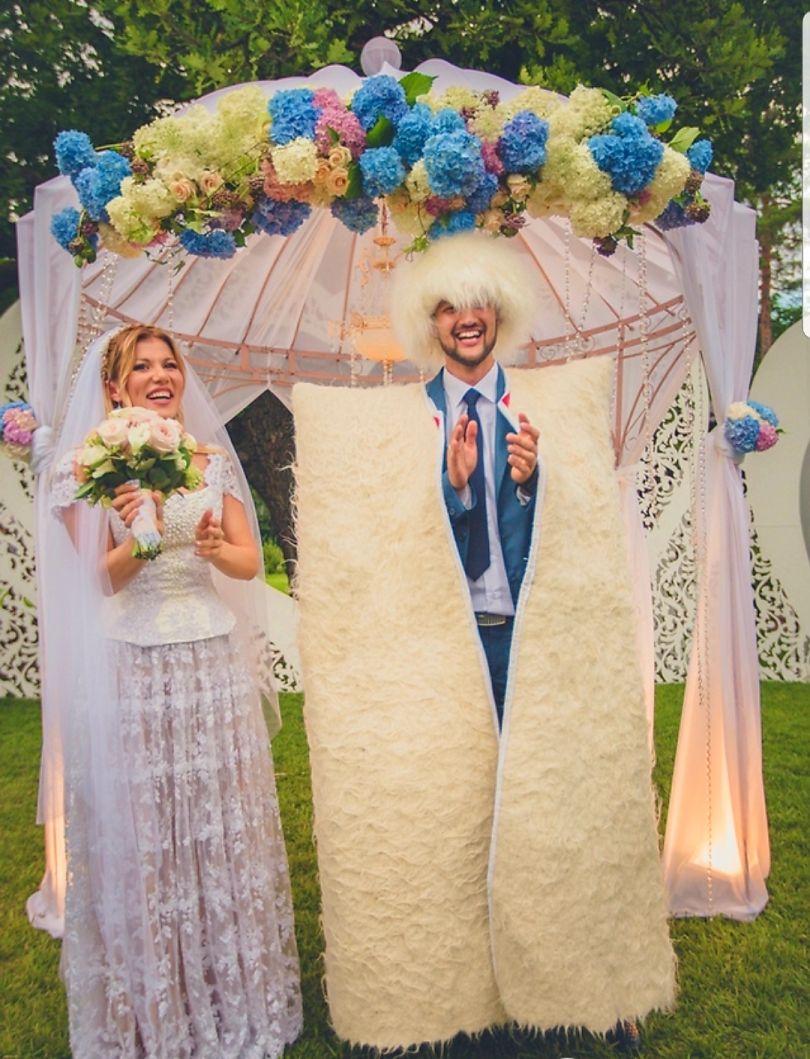 Тамерлан і Альона Омаргалієва на своєму весіллі