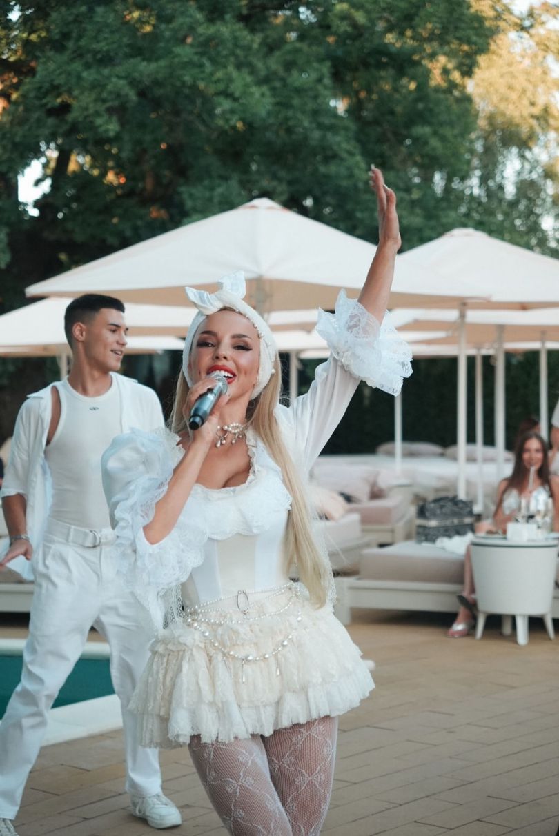 Phoenix Pool у Конча-Заспі відкрився вечіркою в стилі White Party