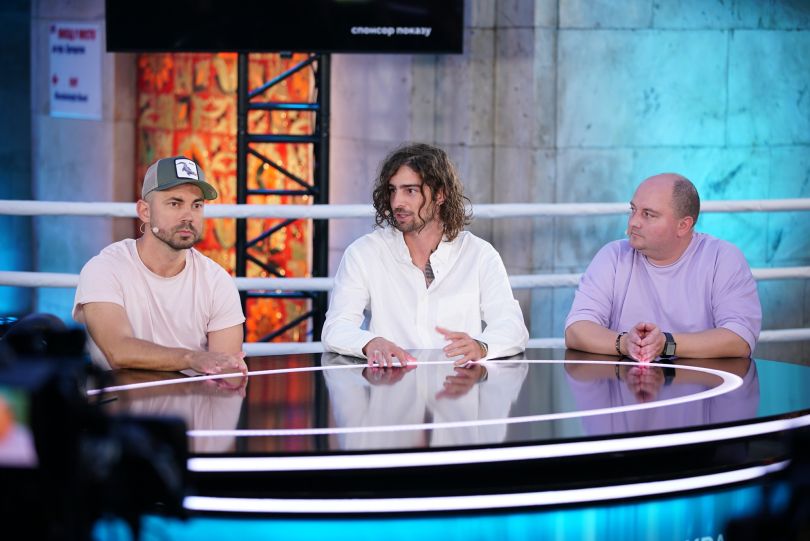 Андрій Бєдняков, Володимир Дантес, Юрій Ткач дивляться бій Усик-Джошуа