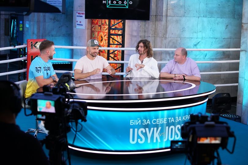 Андрій Бєдняков, Володимир Дантес, Юрій Ткач дивляться бій Усик-Джошуа