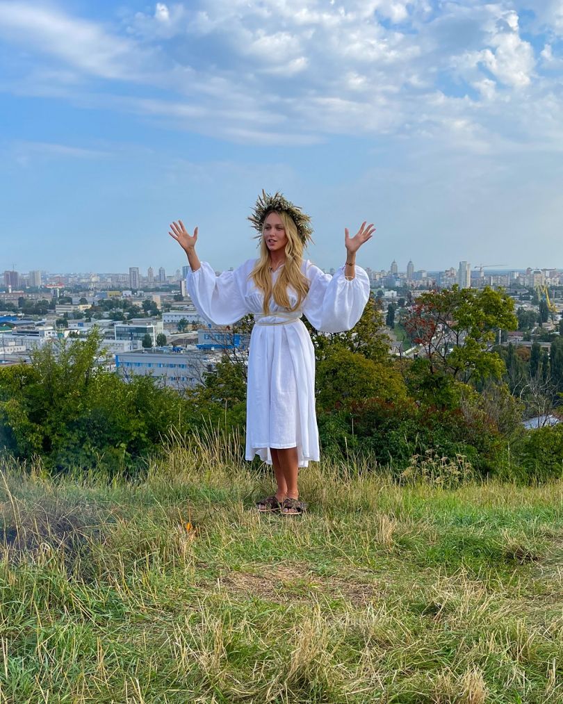 Оля Полякова ритуально спалила свій кокошник на Лисій горі