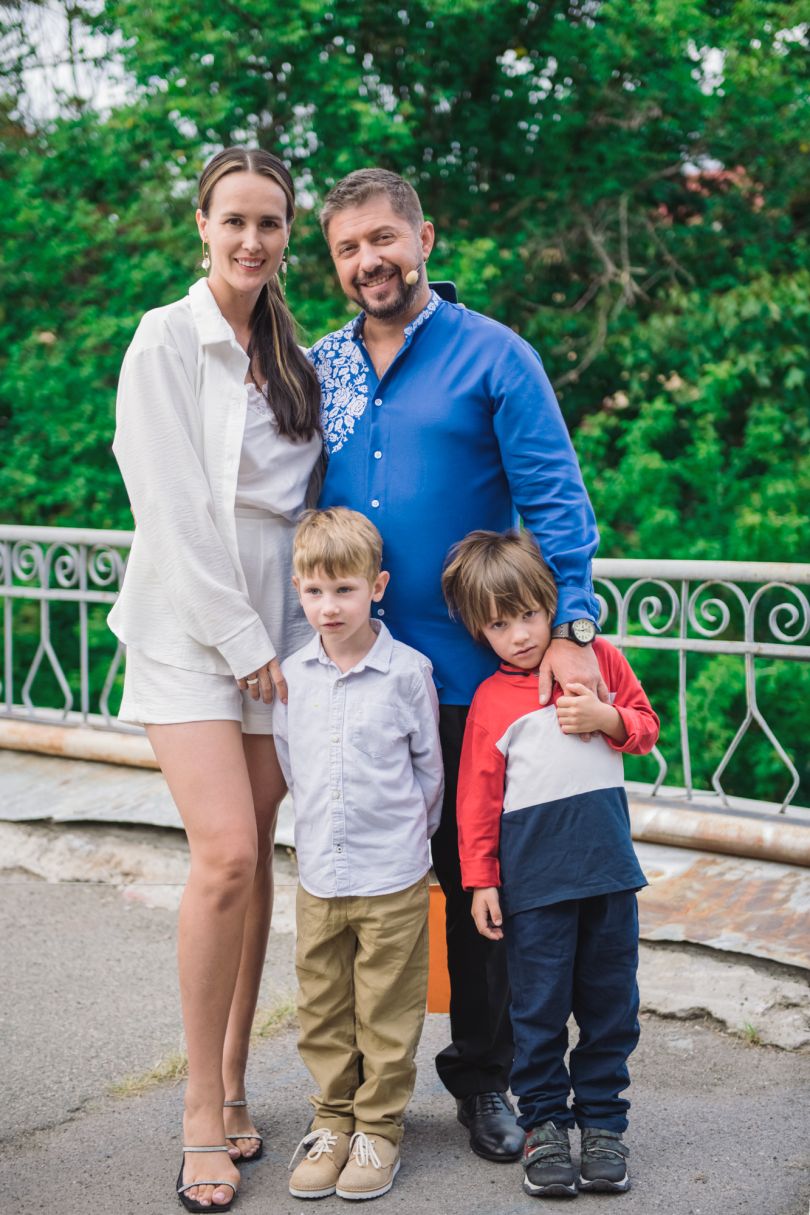 Олександр Бережок, його дружина і діти