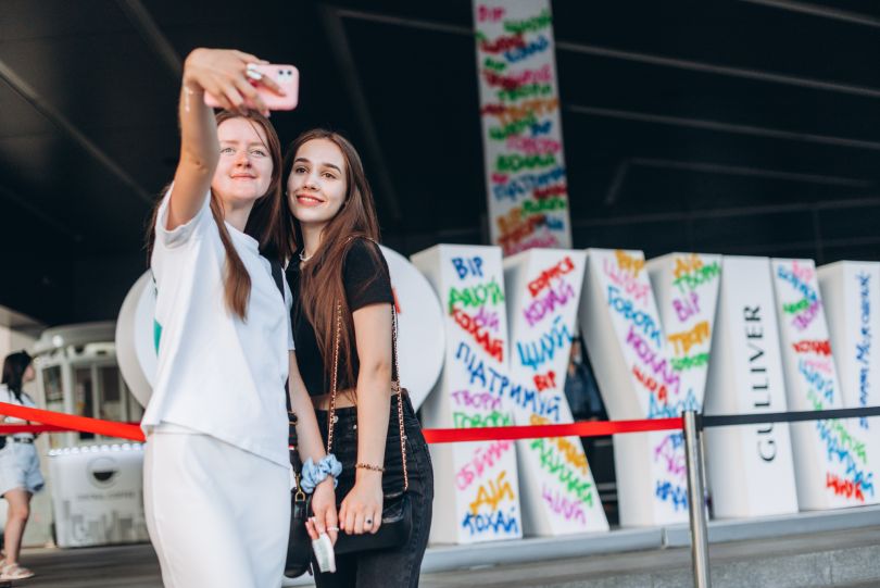 художниця Соня Морозюк влаштувала арт-перформанс і розмалювала столичний ТРЦ Gulliver