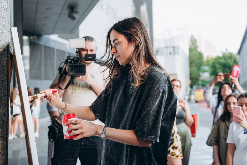 художниця Соня Морозюк влаштувала арт-перформанс і розмалювала столичний ТРЦ Gulliver