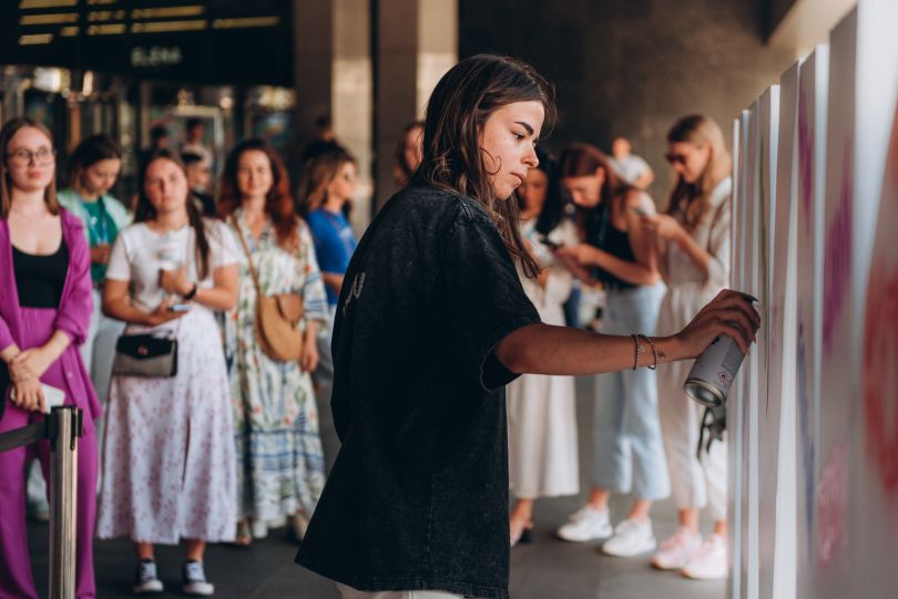 художниця Соня Морозюк влаштувала арт-перформанс і розмалювала столичний ТРЦ Gulliver
