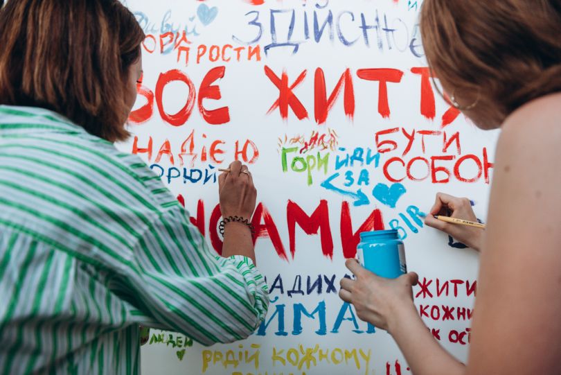 художниця Соня Морозюк влаштувала арт-перформанс і розмалювала столичний ТРЦ Gulliver