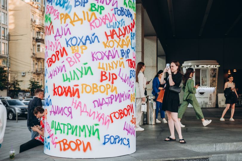 художниця Соня Морозюк влаштувала арт-перформанс і розмалювала столичний ТРЦ Gulliver