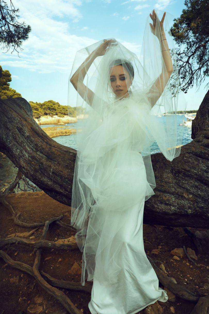 Катерина Кухар у весільній сукні