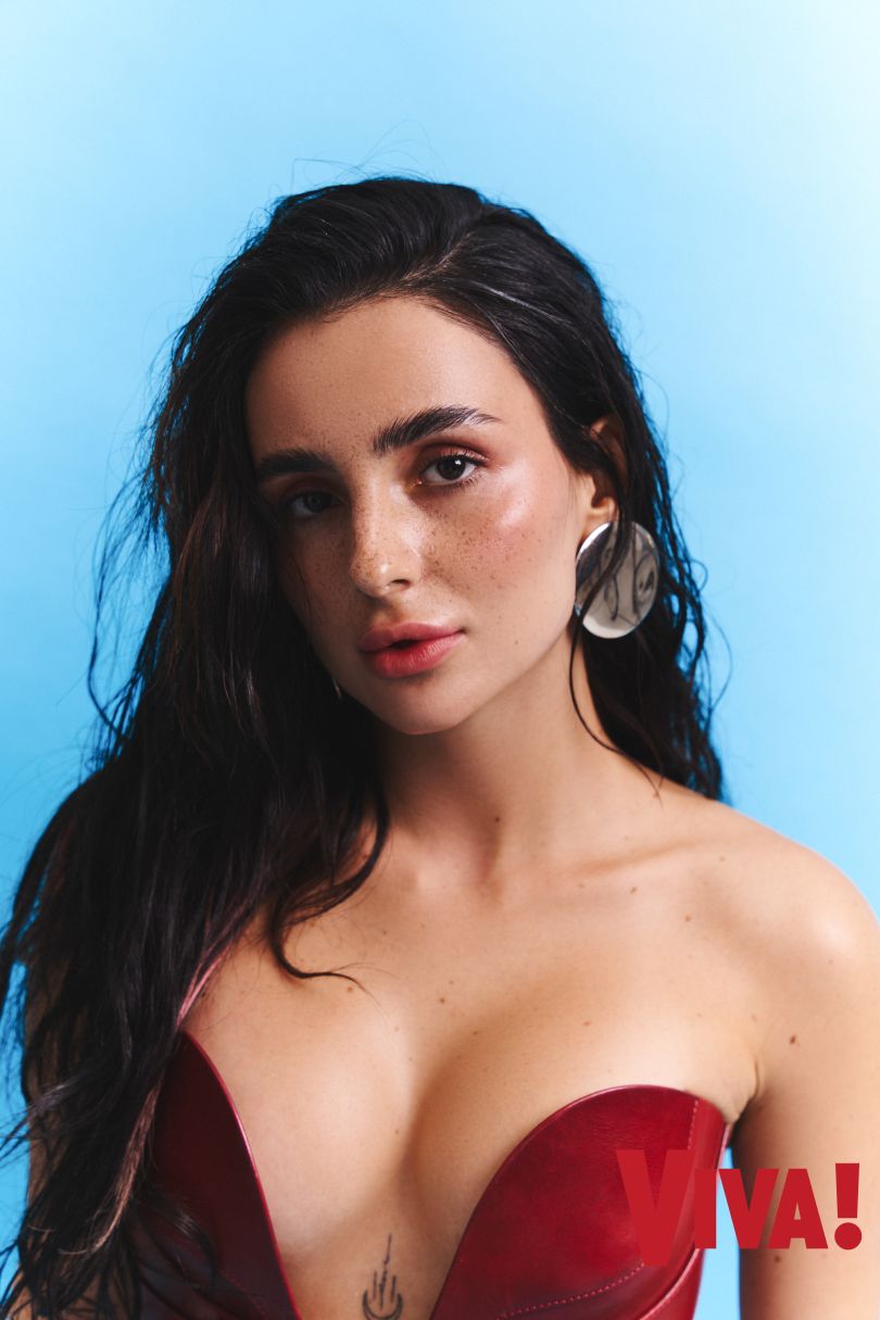 Анна Трінчер у фотосесії для журналу Viva!