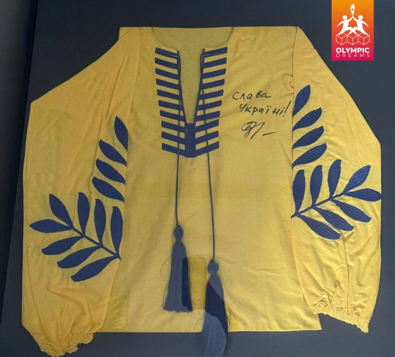 Вишиванка з підписом Першої леді України Олени Зеленської