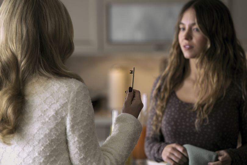 Сідні Свіні та Аманда Сайфред у фільмі &laquo;Служниця&raquo;