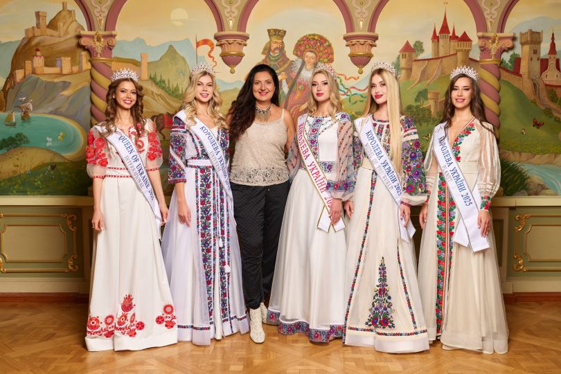 Наталія Ковальова з суперфіналістками конкурсу «Королева України 2025»