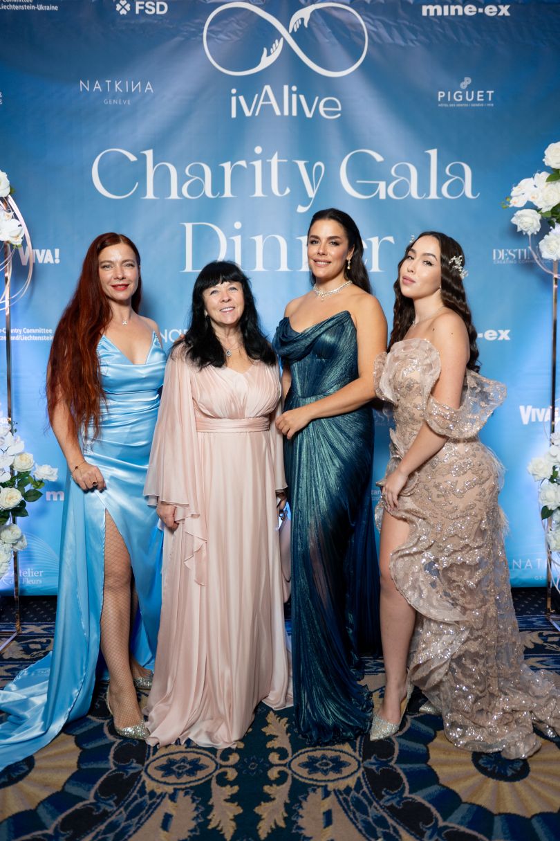 Іванна Онуфрійчук з мамою та сестрами