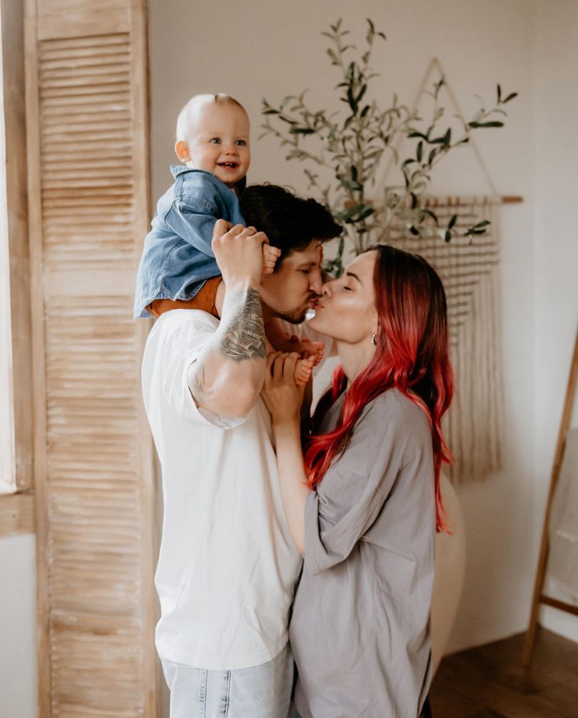 MamaRika цілує свого чоловіка Сергія Середу