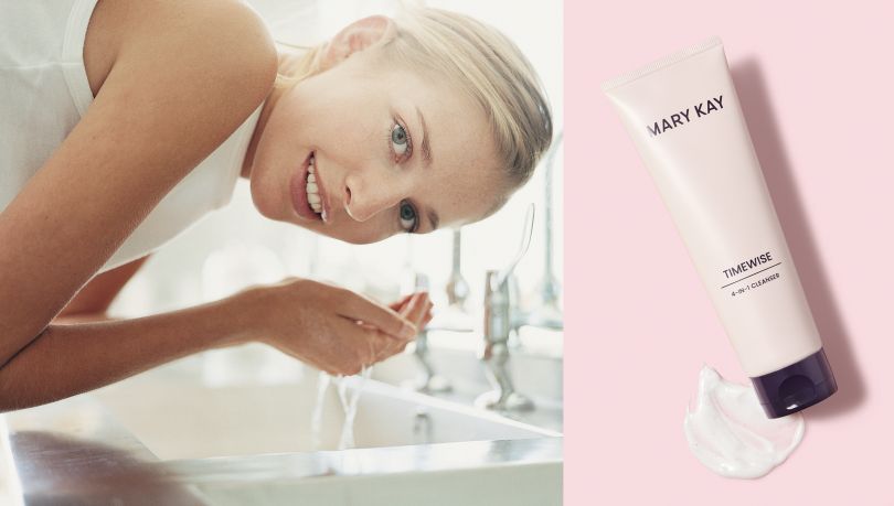 дівчина вмивається