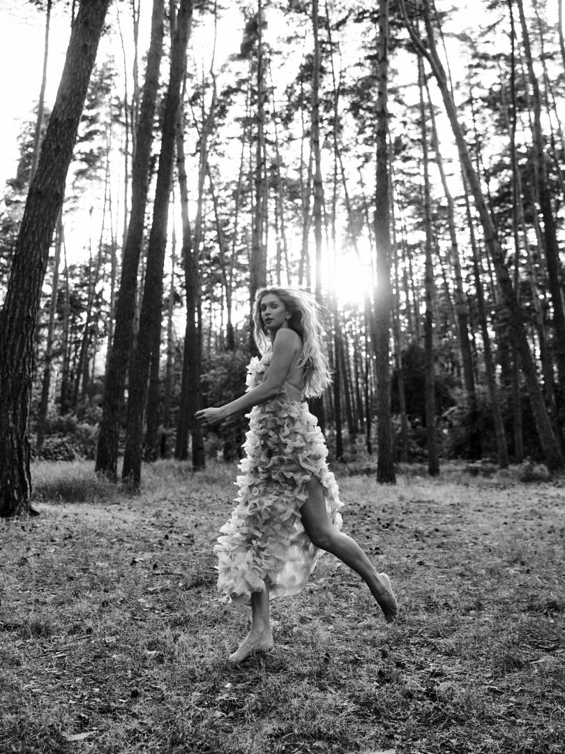 Віра Брежнєва біжить по лісу