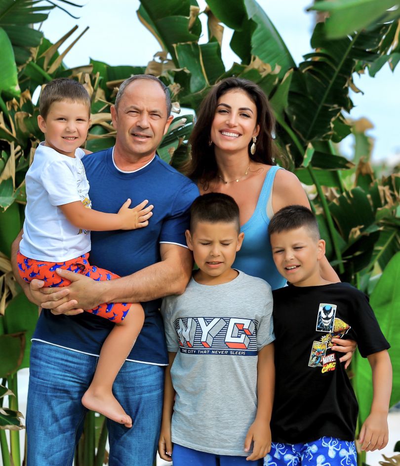 Сергей Тигипко и его молодая жена Алла Зиневич с детьми