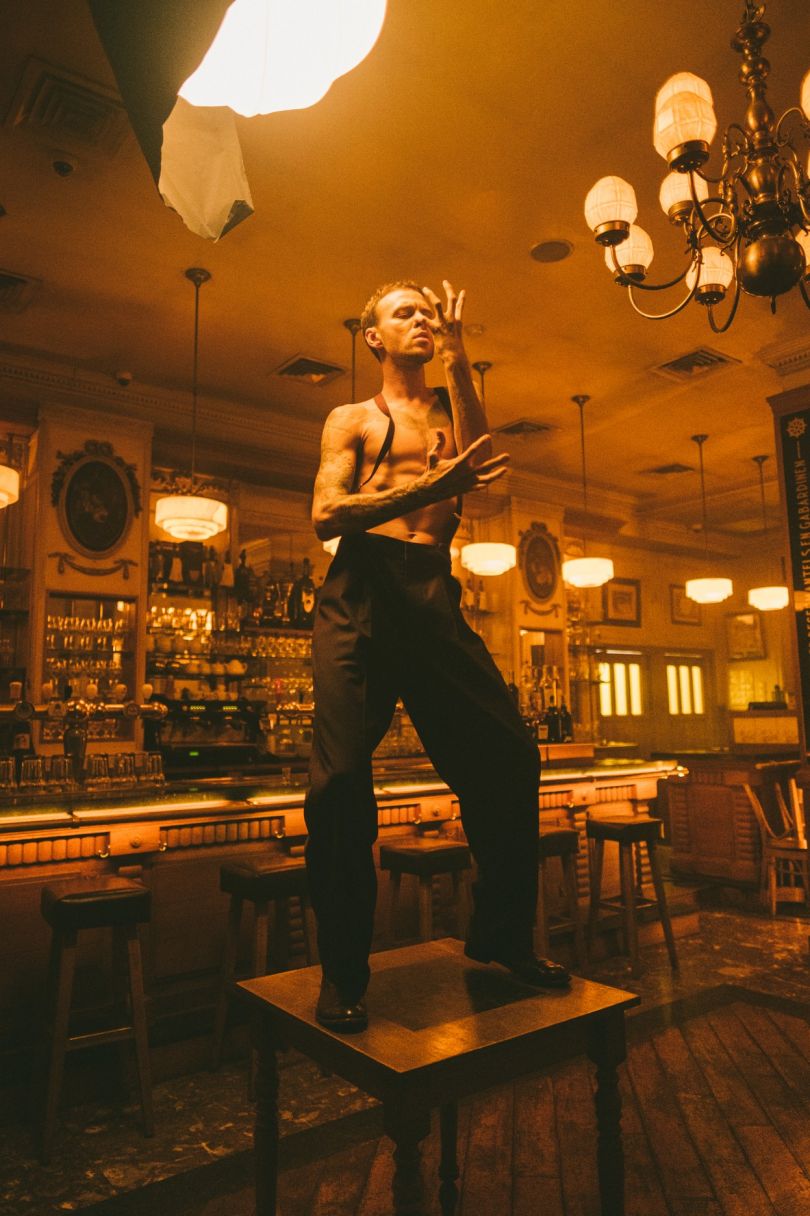 Макс Барских танцует на столе