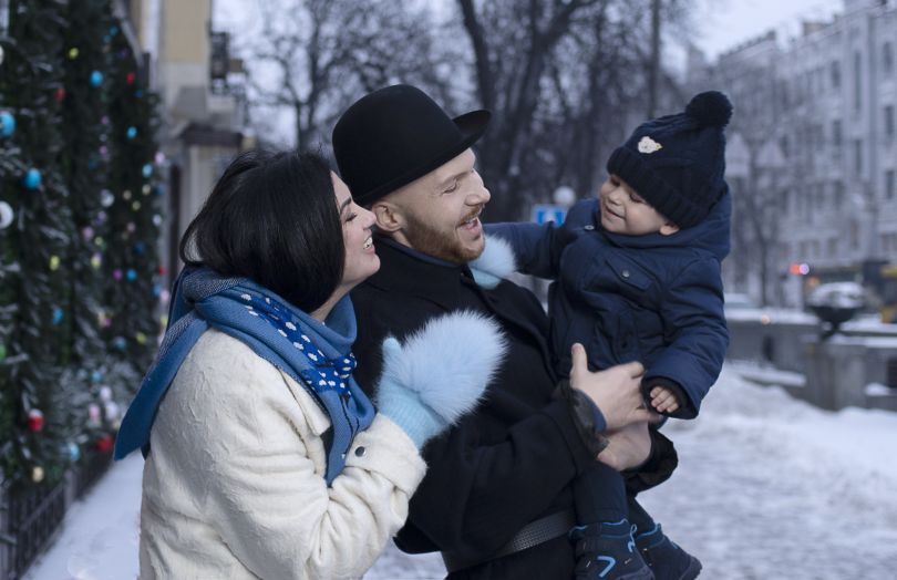 Влад Дарвін знявся у різдвяній фотосесії з сином Рональдом і дружиною Христиною Марті