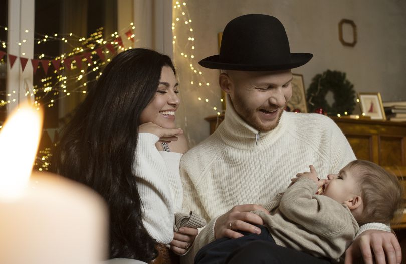 Влад Дарвін знявся у різдвяній фотосесії з сином Рональдом і дружиною Христиною Марті