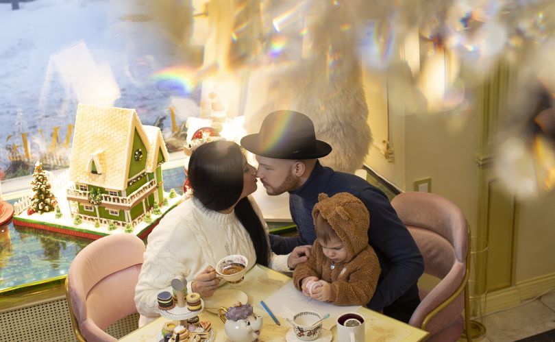 Влад Дарвін знявся у різдвяній фотосесії з сином Рональдом і дружиною Христиною Марті