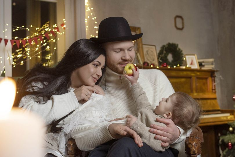 Влад Дарвін знявся у різдвяній фотосесії з сином Рональдом і дружиною Христиною Марті