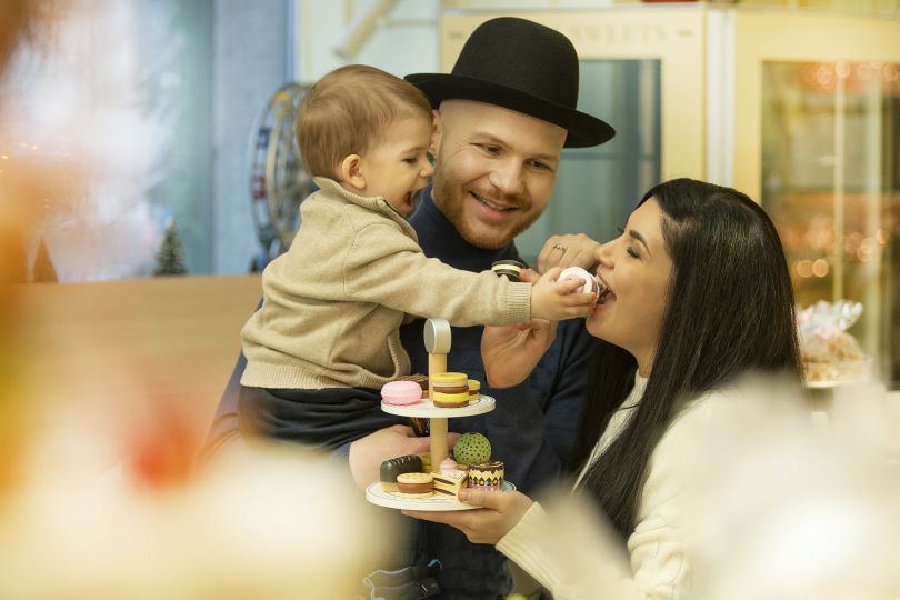 Влад Дарвін знявся у різдвяній фотосесії з сином Рональдом і дружиною Христиною Марті